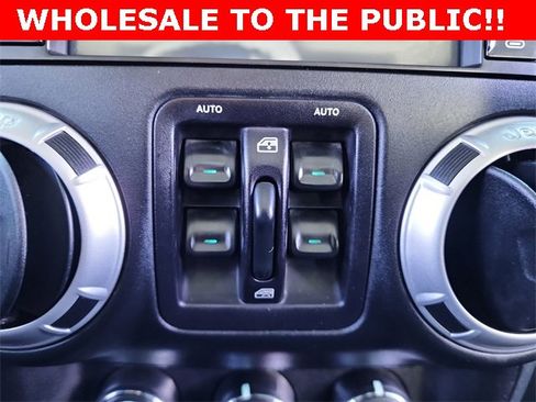 Used 2015 Jeep Wrangler Unlimited Rubicon w/ Connectivity Group image 23