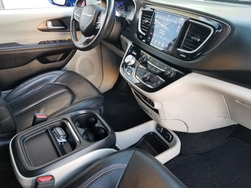 Used 2018 Chrysler Pacifica Touring-L image 10