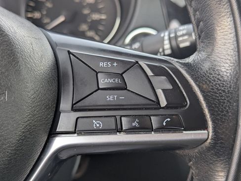 Used 2019 Nissan Rogue SV AWD/4WD image 18