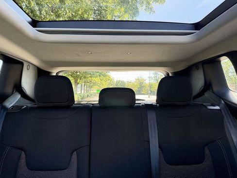 Certified 2023 Jeep Renegade Latitude w/ Sun/Sound Group AWD/4WD image 31