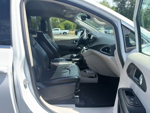 Used 2022 Chrysler Pacifica Touring-L FWD image 14