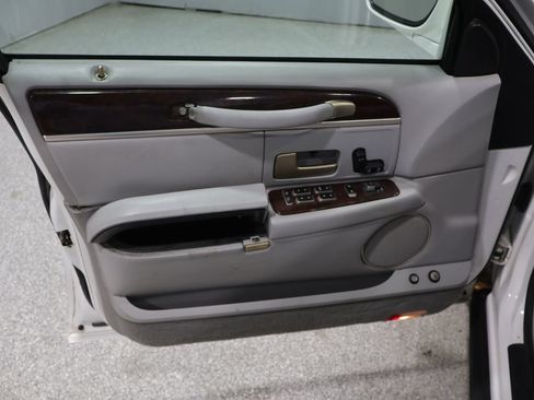 Used 2006 Lincoln Town Car Signature RWD image 13