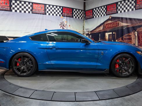 Used 2020 Ford Mustang Shelby GT500 w/ Carbon Fiber Track Pack RWD image 6