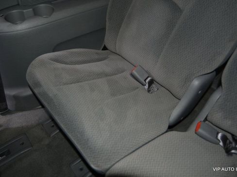 Used 2006 Chrysler Town & Country FWD image 25