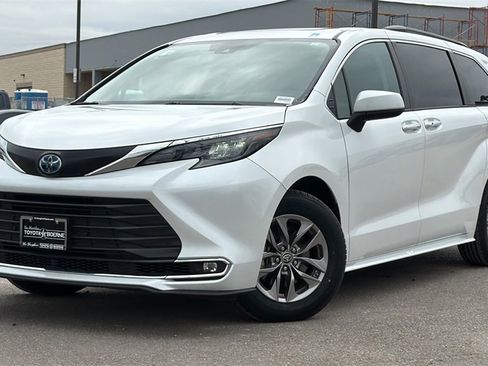 Used 2024 Toyota Sienna XLE image 42