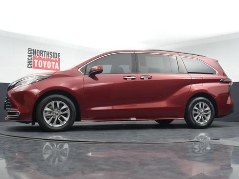 Used 2022 Toyota Sienna XLE FWD image 29