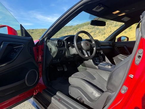 Used 2019 Nissan GT-R Premium image 7