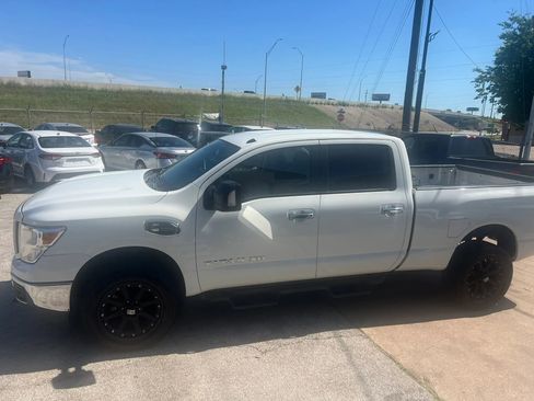Used 2019 Nissan Titan SV AWD/4WD image 8