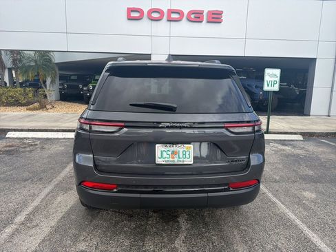 Used 2025 Jeep Grand Cherokee Limited w/ Black Appearance Package image 8