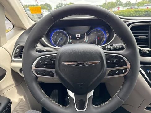 Used 2024 Chrysler Pacifica Touring-L FWD image 10