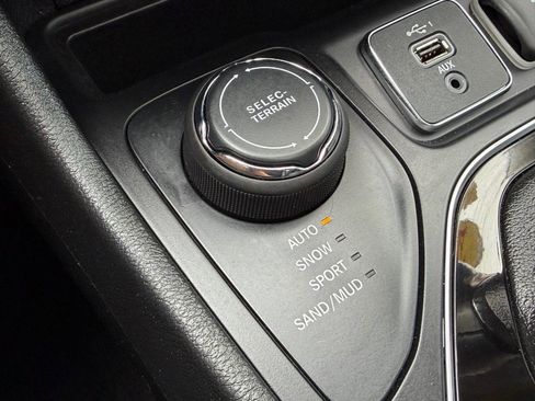 Used 2019 Jeep Cherokee Limited w/ Technology Group image 33