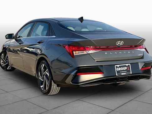 Used 2025 Hyundai Elantra SEL FWD image 11