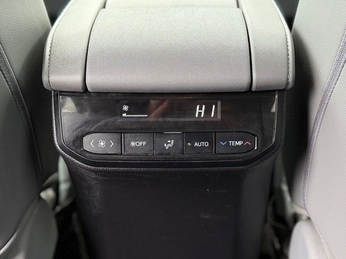 Used 2022 Toyota Highlander XLE image 10