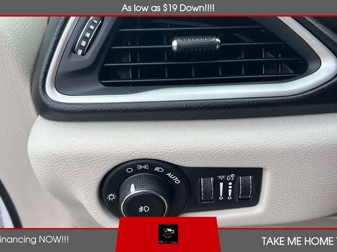 Used 2017 Chrysler Pacifica Touring-L FWD image 19