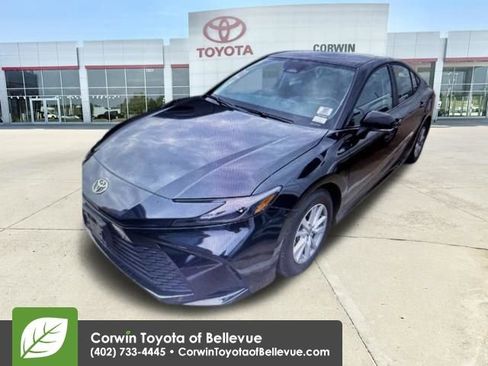 Used 2025 Toyota Camry LE image 1
