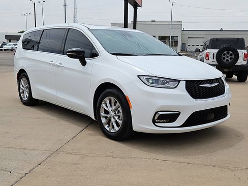 Used 2026 Chrysler Pacifica Limited FWD image 4