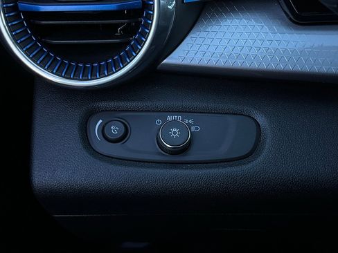 Used 2025 Chevrolet Trax LT image 20