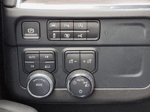 Certified 2025 Chevrolet Suburban LT AWD/4WD image 38