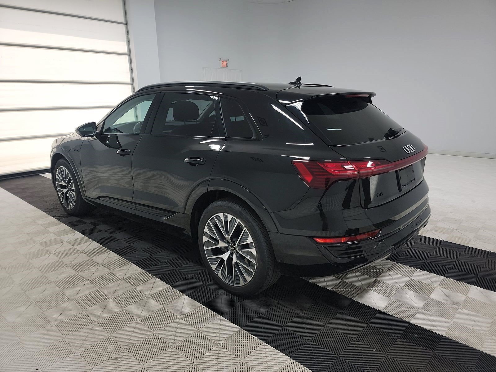 Used 2024 Audi Q8 e-tron Prestige w/ Prestige Package AWD/4WD image 4