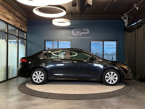 Used 2020 Toyota Corolla LE image 2