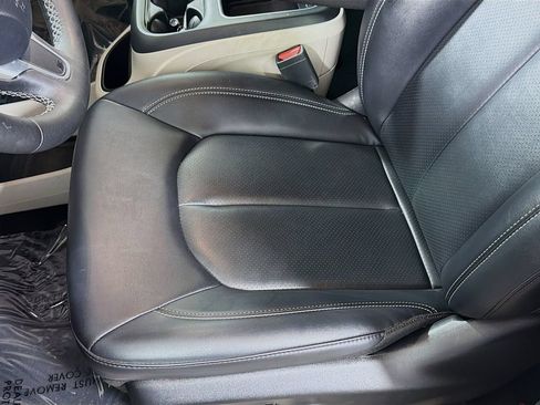 Used 2024 Chrysler Pacifica Touring-L FWD image 19