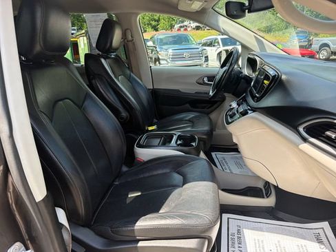 Used 2020 Chrysler Pacifica Touring-L FWD image 27