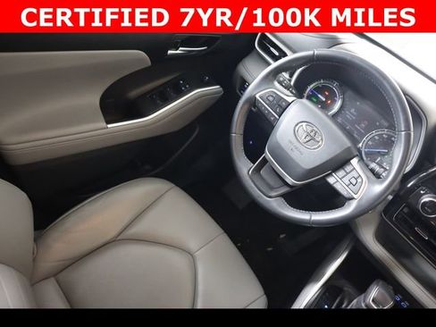 Used 2022 Toyota Highlander XLE AWD/4WD image 18