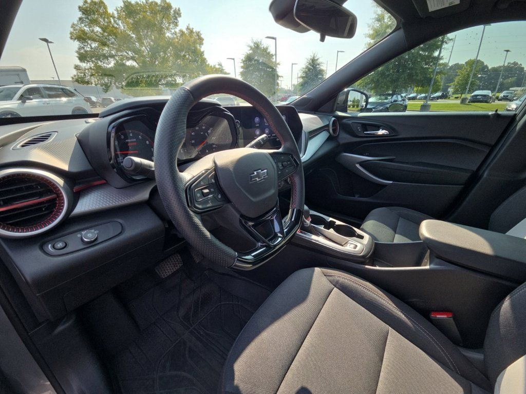 Used 2025 Chevrolet Trax RS w/ Sunroof Package FWD image 27