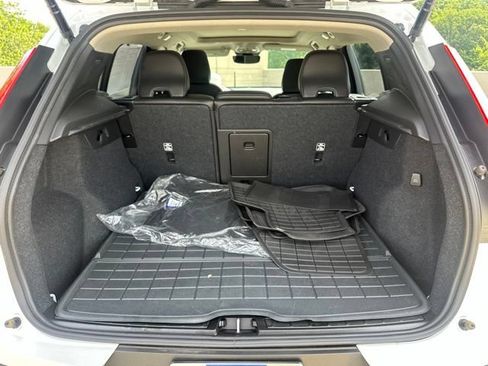 Certified 2024 Volvo XC40 B5 Plus w/ Climate Package AWD/4WD image 35