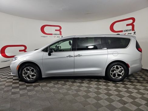 Certified 2024 Chrysler Pacifica Limited image 4