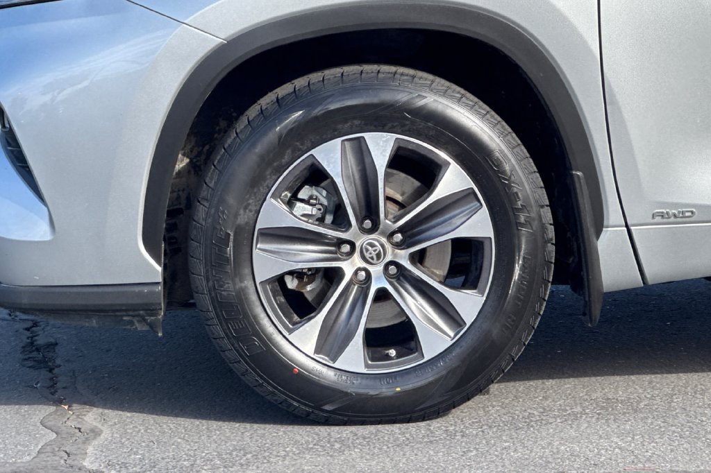 Used 2021 Toyota Highlander XLE AWD/4WD image 32