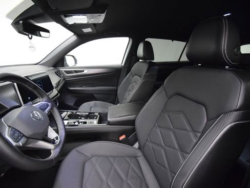 Used 2024 Volkswagen Atlas Cross Sport SE FWD image 17