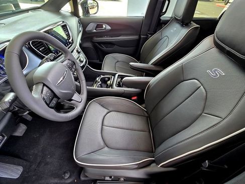 New 2026 Chrysler Pacifica Limited w/ S Appearance Package image 25