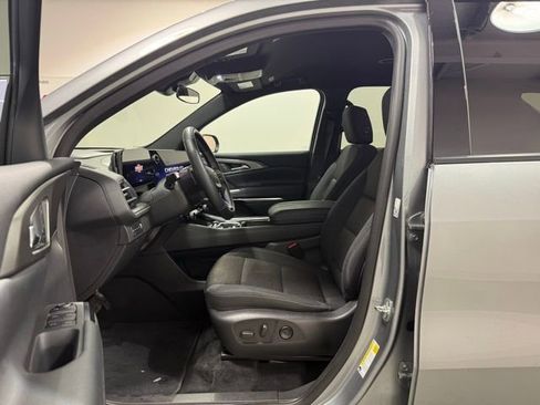 Certified 2025 Chevrolet Traverse LT image 11