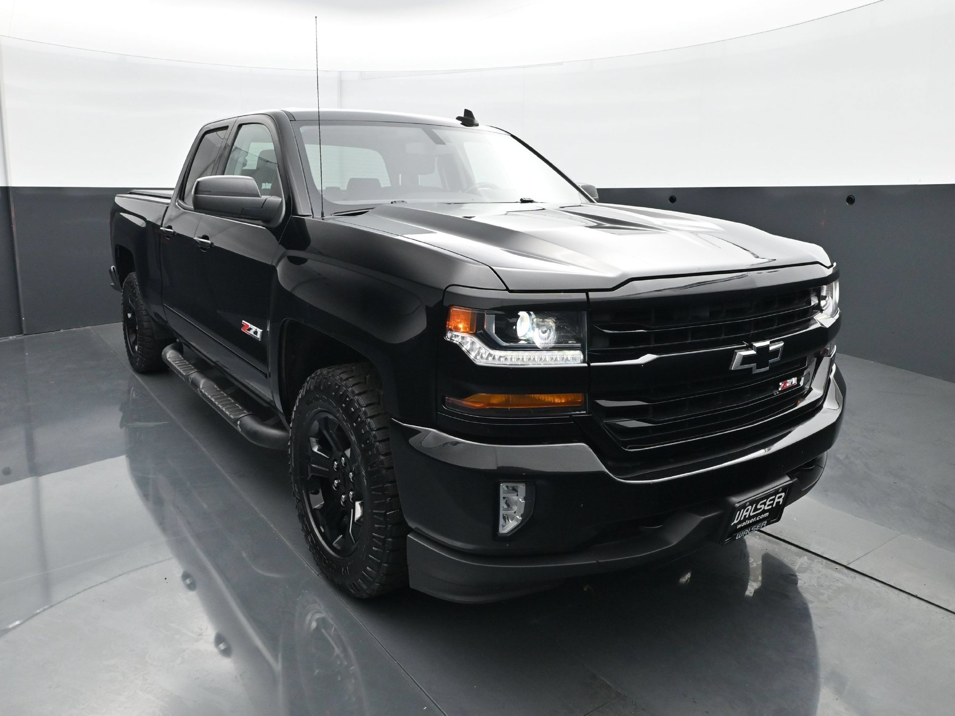 Used 2018 Chevrolet Silverado 1500 LT w/ Midnight Edition AWD/4WD image 11