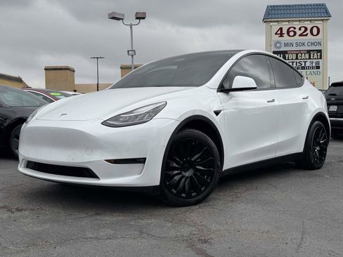 Used 2022 Tesla Model Y Long Range AWD/4WD image 2