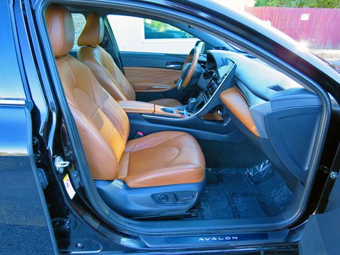 Used 2019 Toyota Avalon Limited image 12