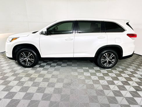 Used 2019 Toyota Highlander LE image 6