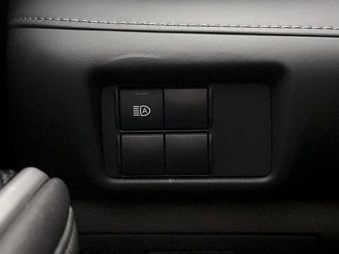 Used 2021 Toyota Highlander L FWD image 25