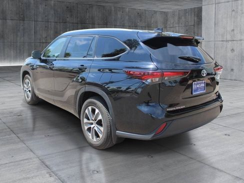 Used 2025 Toyota Highlander XLE AWD/4WD image 4