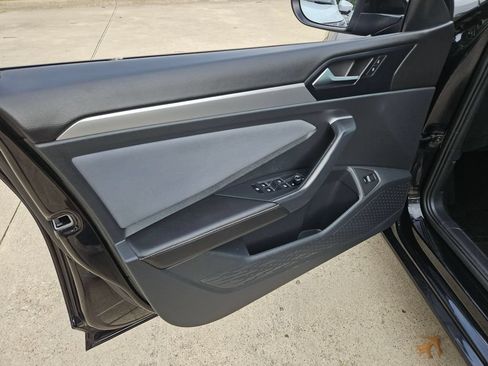 Used 2025 Volkswagen Jetta SE FWD image 11