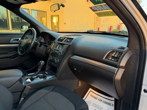 Used 2019 Ford Explorer XLT image 14
