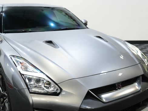 Used 2019 Nissan GT-R image 12