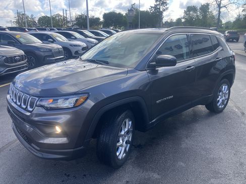 Used 2022 Jeep Compass Latitude w/ Sun and Sound Group AWD/4WD image 3