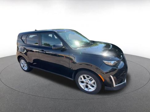Used 2025 Kia Soul LX w/ LX Technology Package FWD image 2