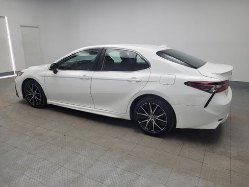 Used 2021 Toyota Camry SE image 3