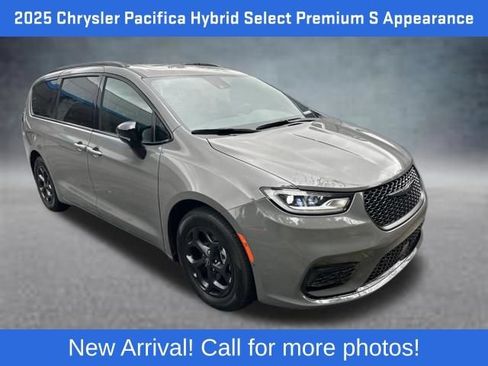 Used 2025 Chrysler Pacifica Premium FWD image 1