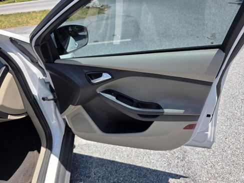 Used 2013 Ford Focus SE w/ SE Winter Pkg FWD image 19