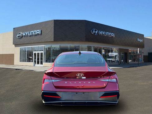 Used 2024 Hyundai Elantra SEL w/ Convenience Package image 6