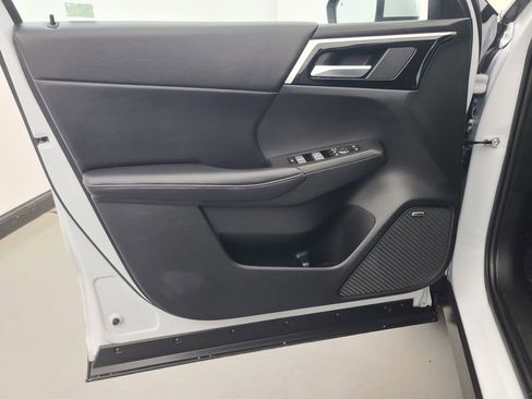 Used 2025 Mitsubishi Outlander SE image 22